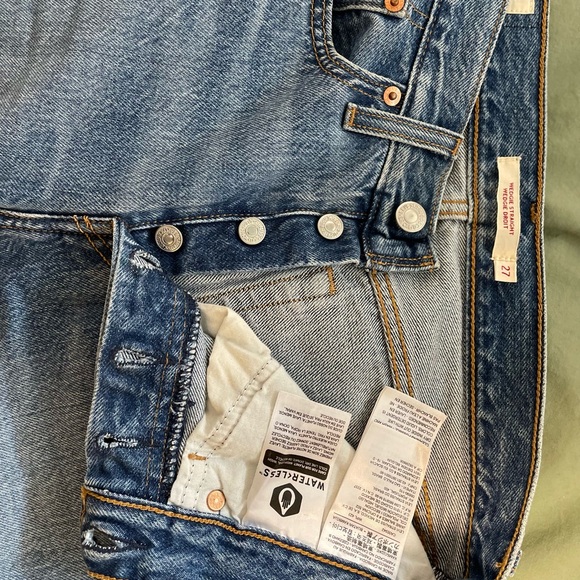 Levi's Wedgie Straight Ripped Jean in Market Street (Medium Wash) - Picture 7 of 7
